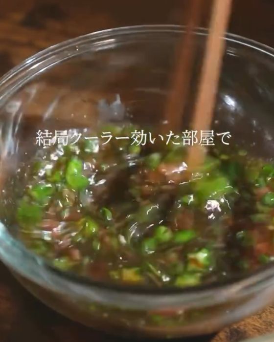ボウルに入れたオクラや調味料などを混ぜ合わせる様子