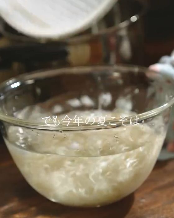 ゆで上がったそうめんを氷水で冷やす様子