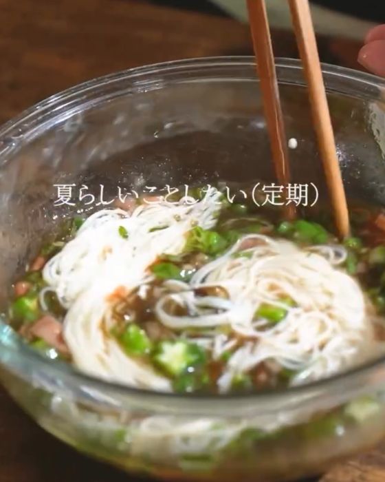 『そうめんだれ』を作ったボウルにそうめんを入れて混ぜ合わせる様子
