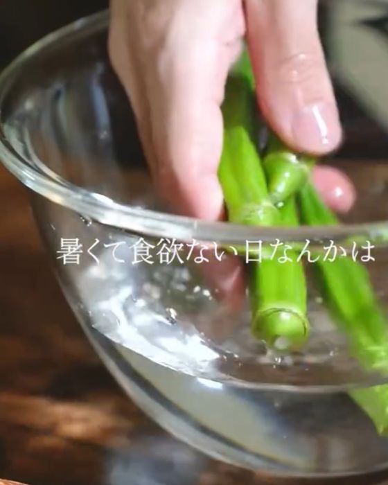 水を張ったボウルでオクラを洗う様子