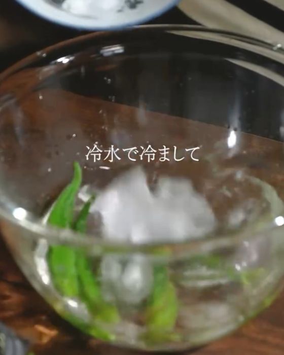 氷水でオクラを冷やす様子