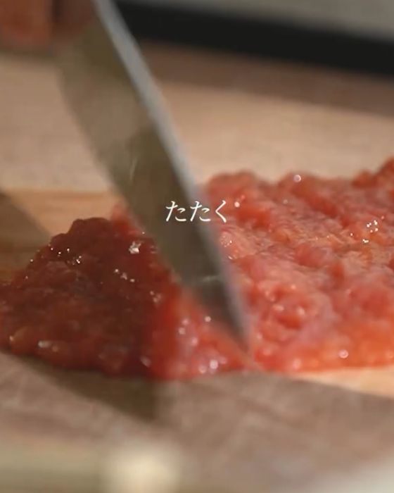 梅干しを包丁でたたいてペースト状にする様子