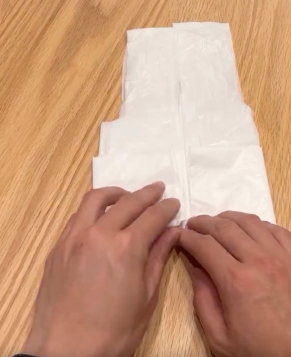 袋の両端を内側に折り畳んだ様子