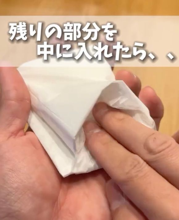 ポケットに持ち手の部分を入れ込む様子