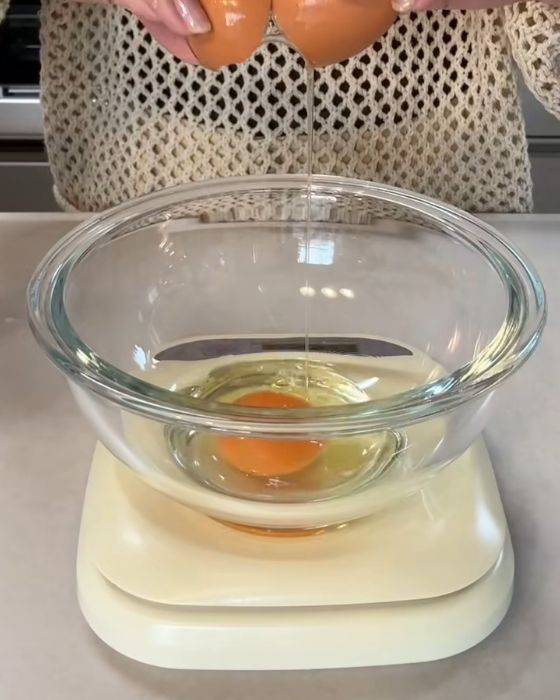 ボウルに卵を割り入れる様子