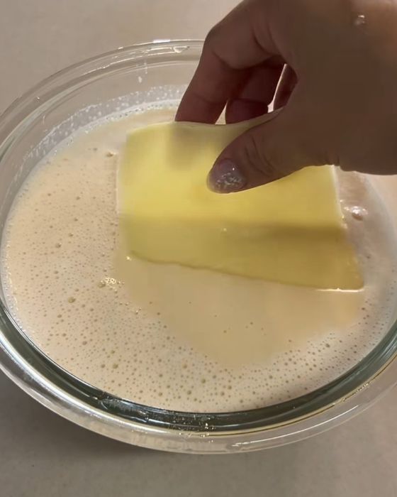 ボウルに牛乳とスライスチーズを入れた様子