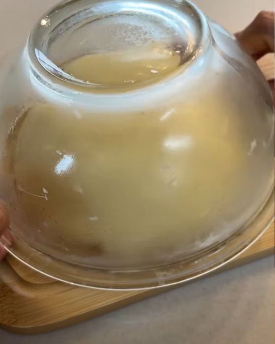 ボウルごと冷やして固めたものをひっくり返す様子