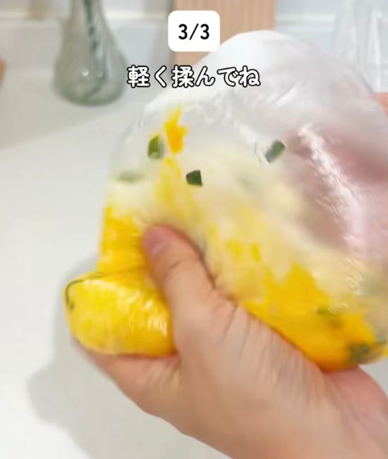 ご飯と卵とネギを入れた『アイラップ』を手でもむ様子