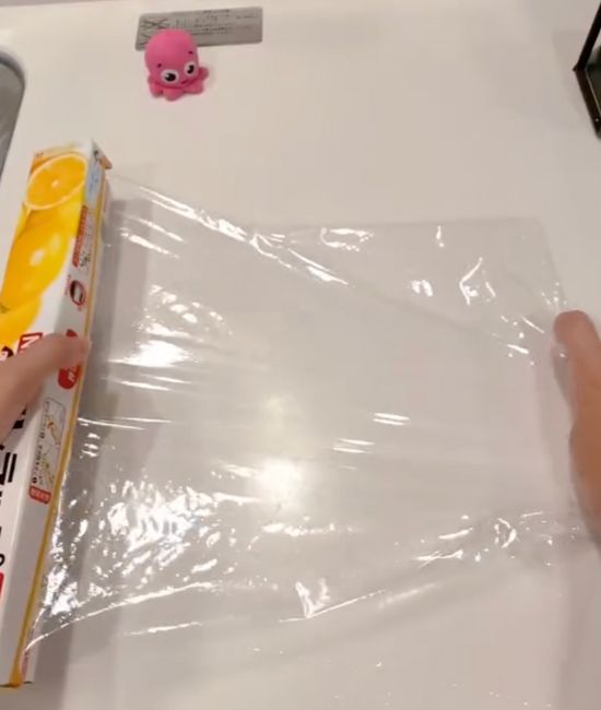作業台の上にラップを広げる様子