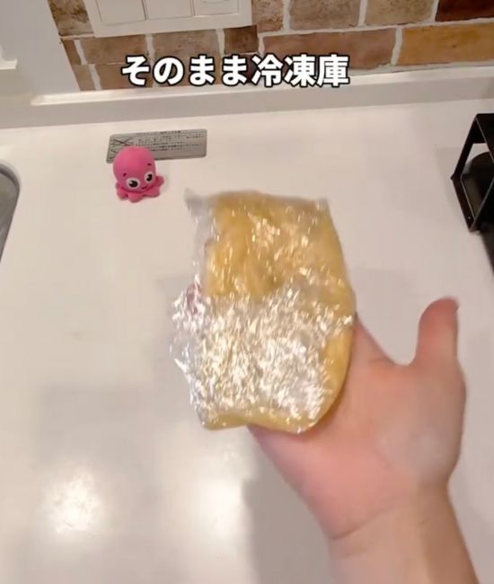 ラップで包んだバナナをつぶした様子