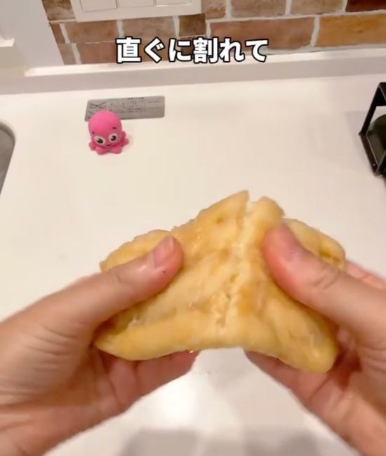 冷凍したつぶしたバナナを手で割る様子