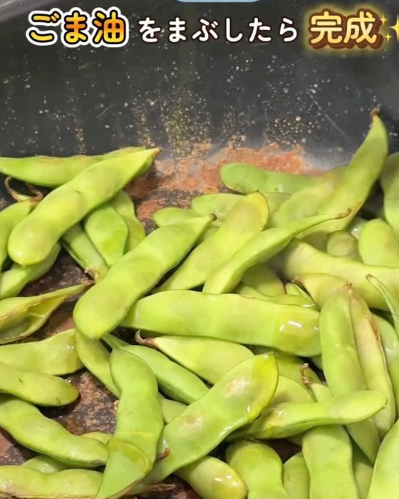 フライパンで焼いた枝豆にごま油をかけた様子