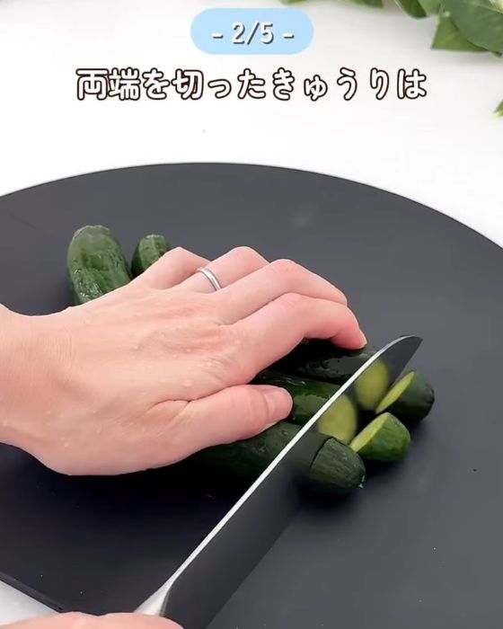 キュウリの端を包丁で切り落とす様子