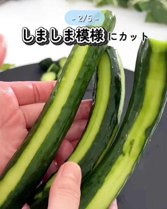 キュウリの皮をピーラーでしま模様になるようにむいた様子