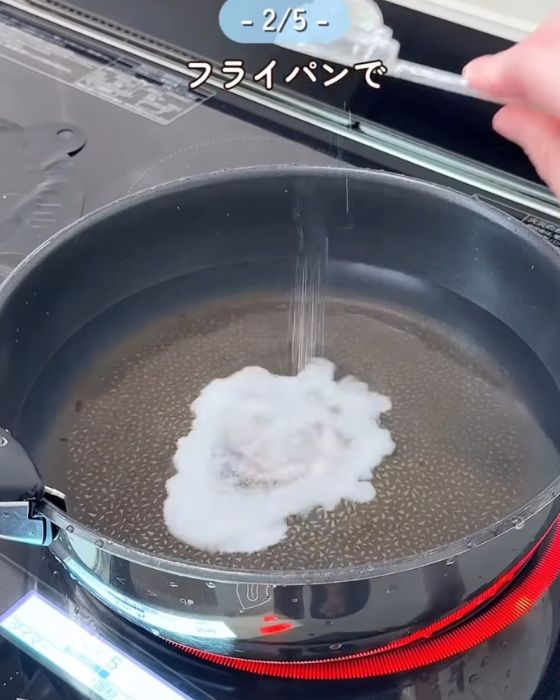 水を張ったフライパンに塩を入れる様子