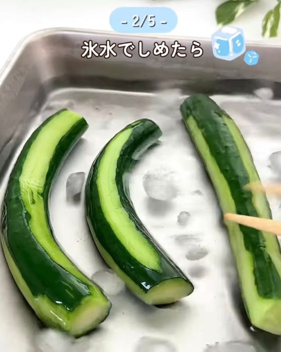 ゆでたキュウリを氷水で冷やす様子