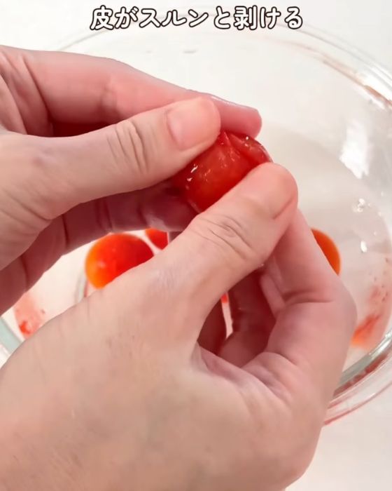 ミニトマトの皮を手でむく様子