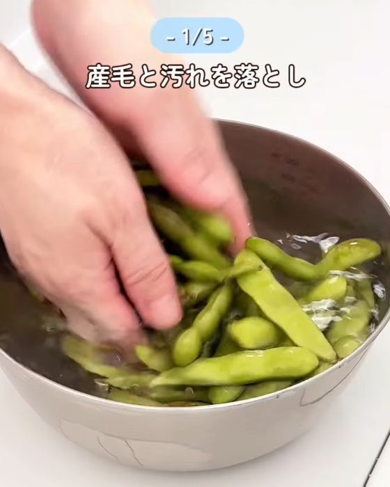 水を張ったボウルで枝豆を洗う様子