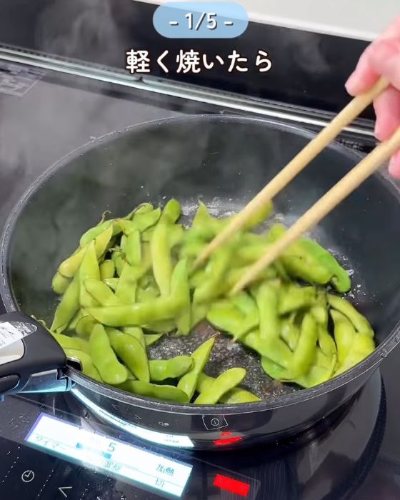 フライパンで枝豆を焼く様子