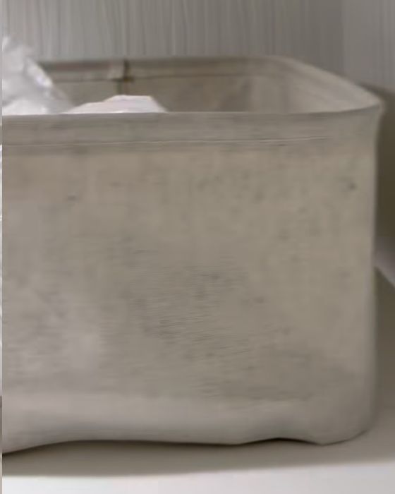 ビニール袋に入れたトイレットペーパーを収納ボックスに入れた様子