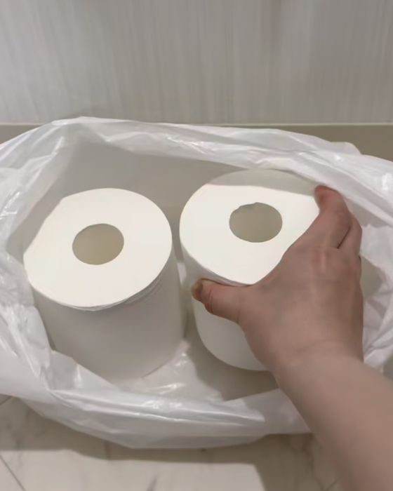 トイレットペーパーをビニール袋に入れる様子