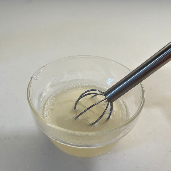 ゼラチンをお湯で溶かす様子