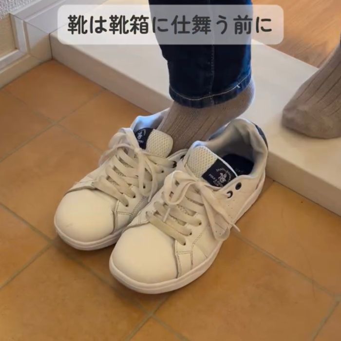 靴を脱ぐ様子