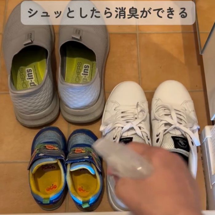 『重曹スプレー』を靴に吹きかける様子