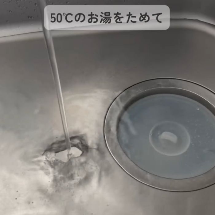 排水口に蓋をした状態でシンクにお湯を溜める様子