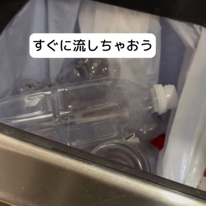 ラベルをはがしたペットボトルをゴミ箱に入れた様子