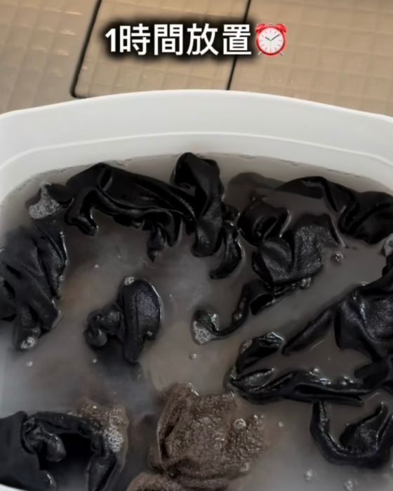 『オキシクリーン』を溶かしたお湯に衣類をつけおきしている様子