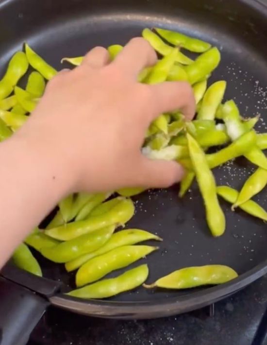 枝豆にかけた塩を全体になじませる様子