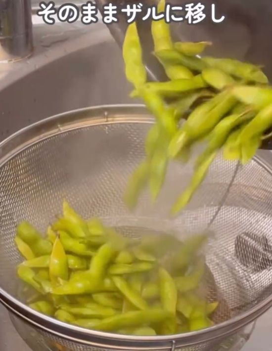 ゆであがった枝豆をザルにあげる様子