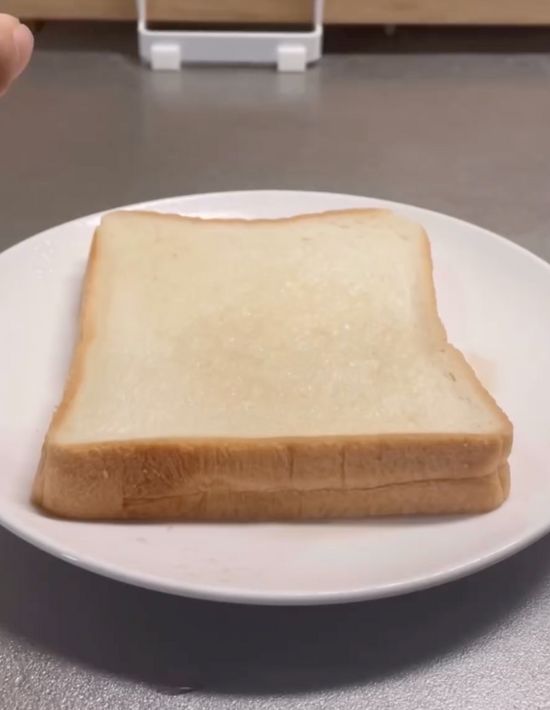 食パンの表面がぬれていると分かる程度まで麦茶をかけた様子