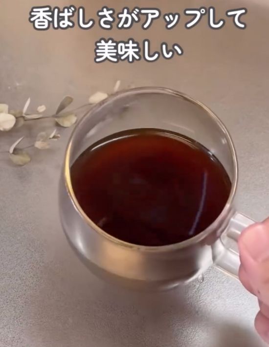 コーヒーの入ったカップを持っている様子
