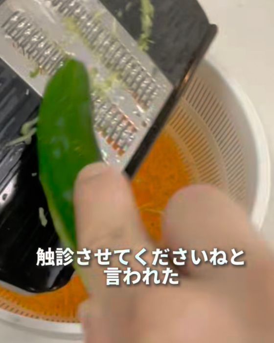 スライサーでキュウリを千切りする様子