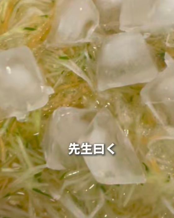千切りにした野菜を氷水に浸けている様子