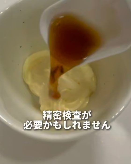小皿にドレッシングの材料を入れる様子