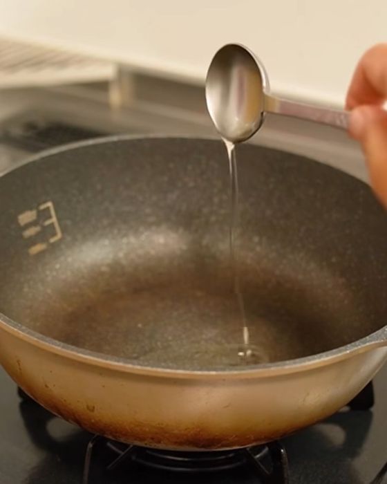 深さのあるフライパンに油を入れる様子