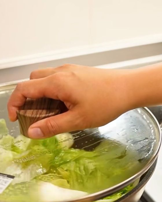 レタスの入ったフライパンに蓋をする様子
