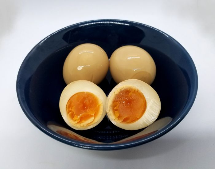 皿に盛り付けられた半分に切った味玉の写真