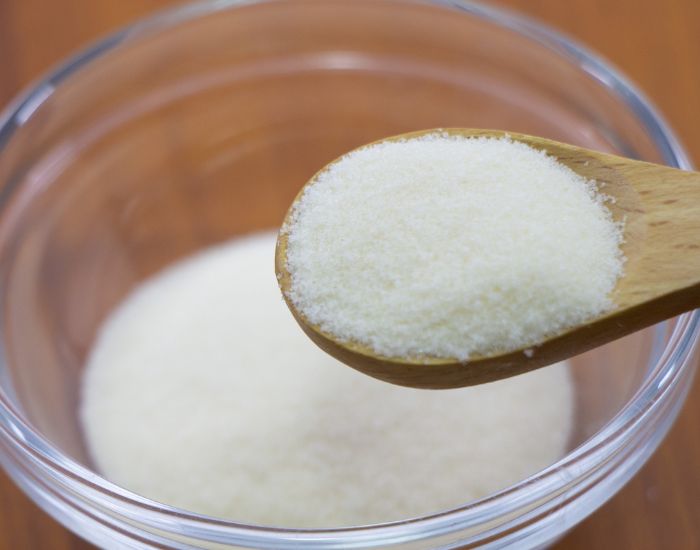小皿に入った『ゼラチン』を木製スプーンですくった様子