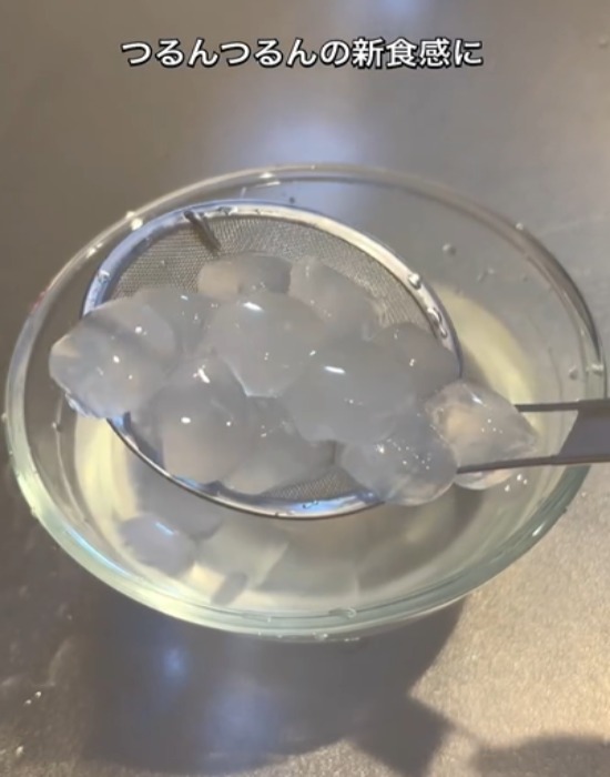 わらび餅をすくう様子