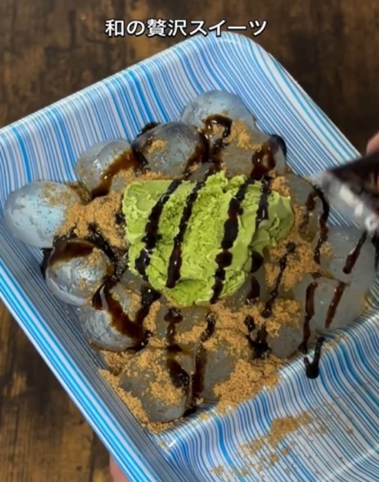 きなこと抹茶アイスと黒蜜をかけたわらび餅