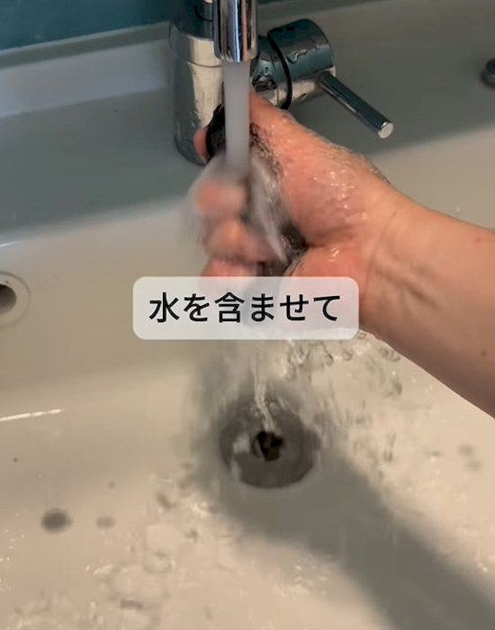 水またはぬるま湯を含ませて軽く絞る