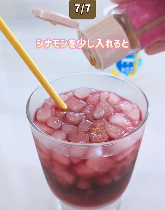 赤ワインが入ったアイスボックスにシナモンを入れている様子