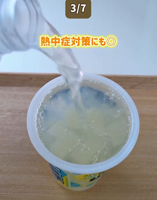 アイスボックスにジュースを入れている様子