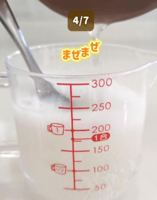 ジュースとゼラチンを混ぜている様子