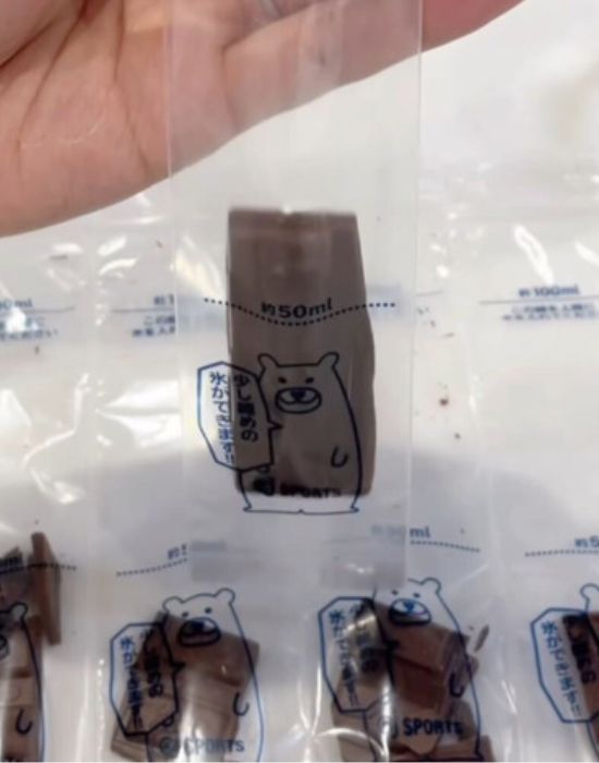板チョコを袋に入れる