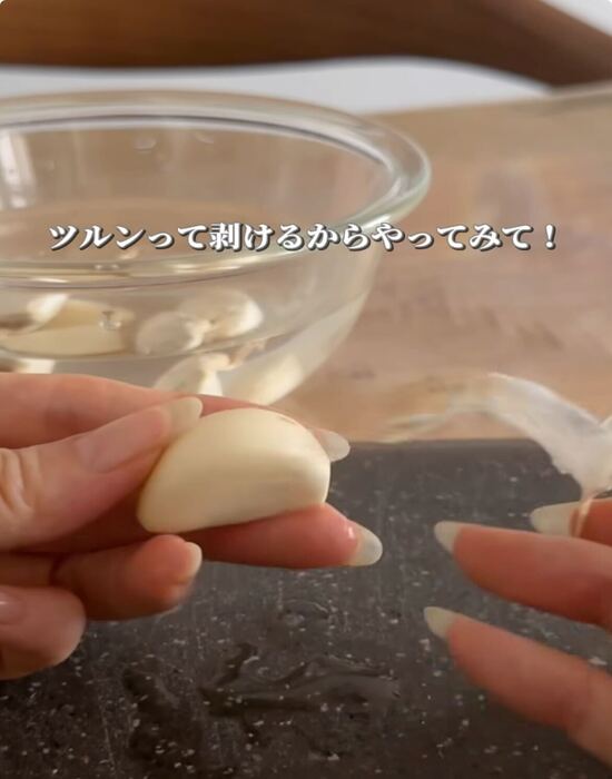 皮をむいたニンニク